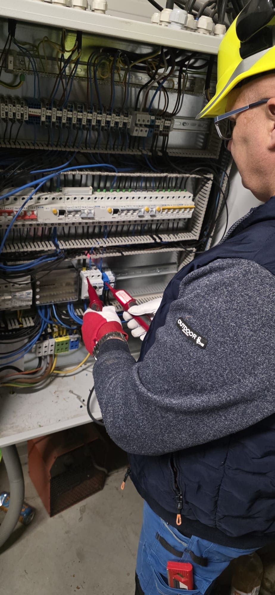 Elektrikár ELWERO pri meraní v rozvádzači