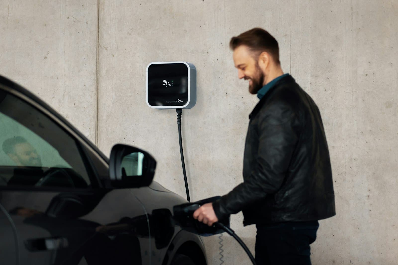 Nabíjanie elektromobilu z wallboxu pri dome